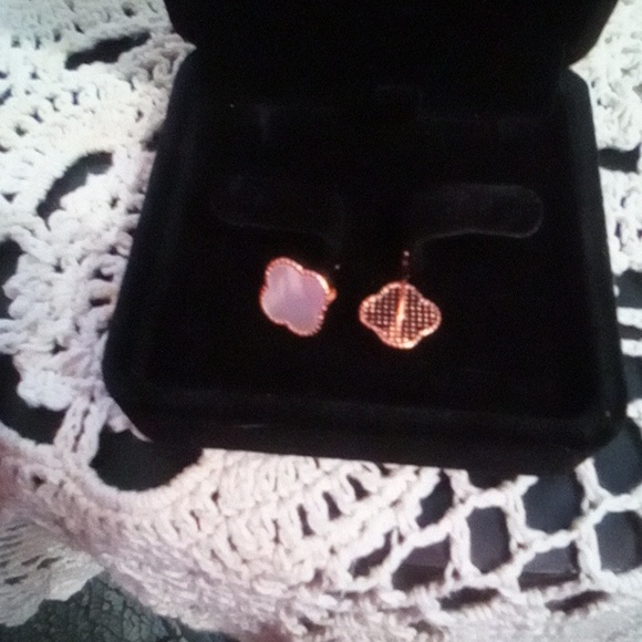 Beautiful Design Earrings - Picture 4 of 4